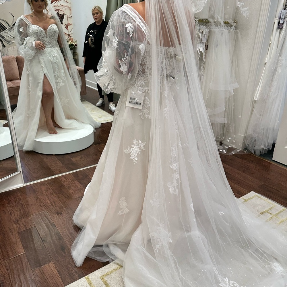 Maggie Sottero wedding dress size 16 & cathedral veil with diffused glitter